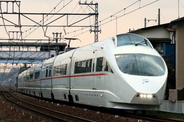 ブルーリボン賞の受賞記念マークを付けた小田急のVSE : Odapedia