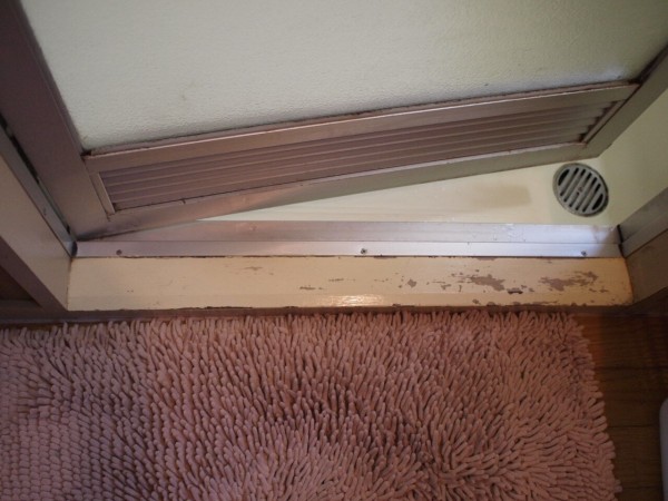 風呂場の入り口の木枠のペンキの塗り替え Office Kishimoto