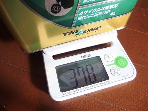 エンジンオイルの比重を測定した そしてペール缶の重量も測定した バイクと中国旅行のメモ書き