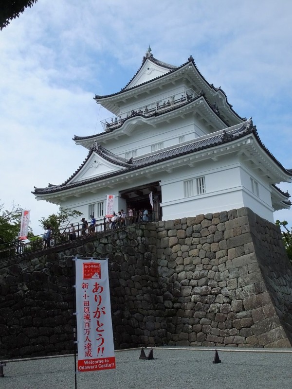 二宮金次郎像 小田原城の天守閣 眼下に広がる小田原の街 17 8 12 温泉人 おふろうど ライフ