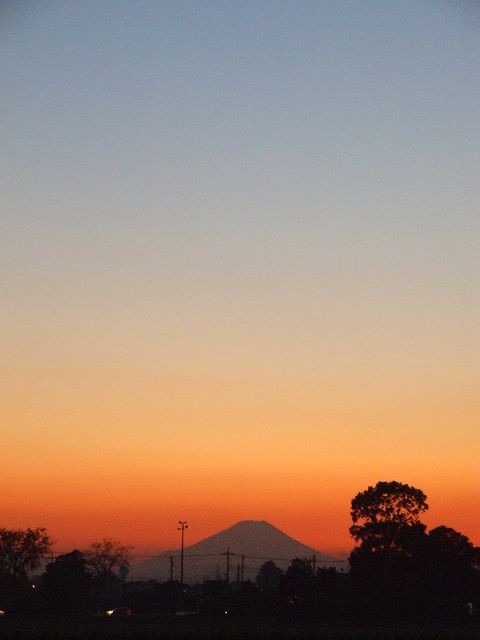 富士見市からの富士山 シルエット 星空 温泉人 おふろうど ライフ