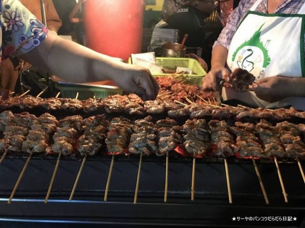 豚 深夜に突如と現れる行列のできるムーピン屋 ムーピンヒアウワン At ソイコンベント サーヤのバンコクだらだら日記 Powered By ライブドアブログ