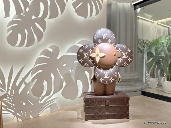 LV The Place Bangkok - Le Cafe Louis Vuitton】 at BTSチットロム駅