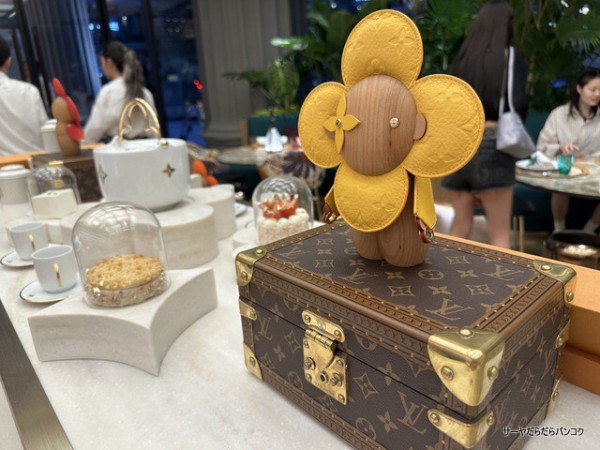 LV The Place Bangkok - Le Cafe Louis Vuitton】 at BTSチットロム駅