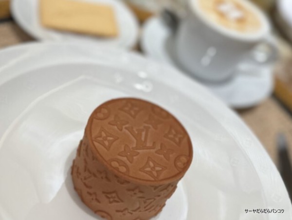 LV The Place Bangkok - Le Cafe Louis Vuitton】 at BTS