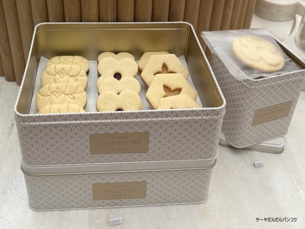 LV The Place Bangkok - Le Cafe Louis Vuitton】 at BTSチットロム駅