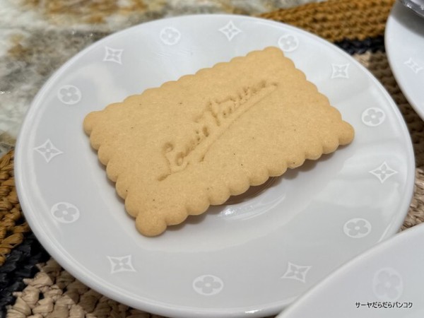 LV The Place Bangkok - Le Cafe Louis Vuitton】 at BTSチットロム駅