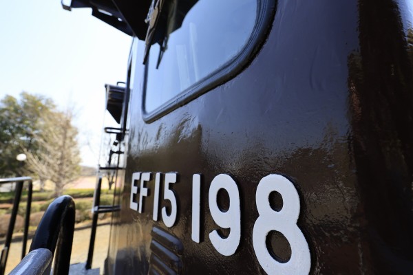 気動車のプレート 韮崎中央公園のEF15 198 ～保存機めぐりは【晴れ漢】に任せとけ