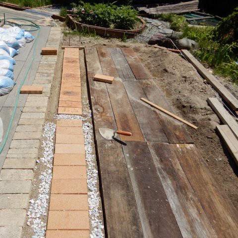 庭の雑草対策 その４ 枕木 レンガ 砂利敷設 定年生活