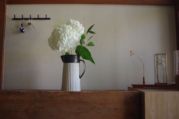 うつわのある暮らし 水無月 庭の花を飾る玄関の風景 古く小さく愛しいわが家 Powered By ライブドアブログ