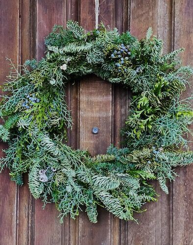 北欧インテリアに馴染むクリスマス〉リースの残りと庭の実で作る