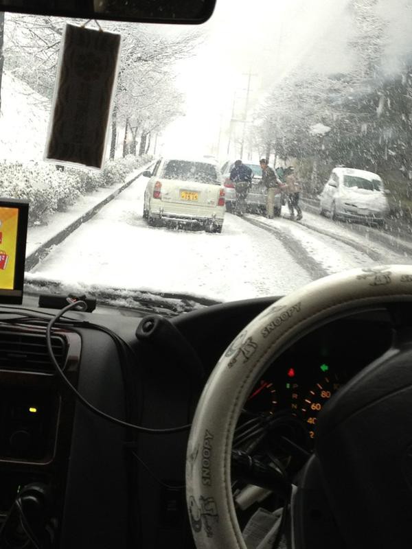 東京 雪で坂を登れない車が続出ｗｗｗｗｗｗｗｗｗ オモシロモノマニア
