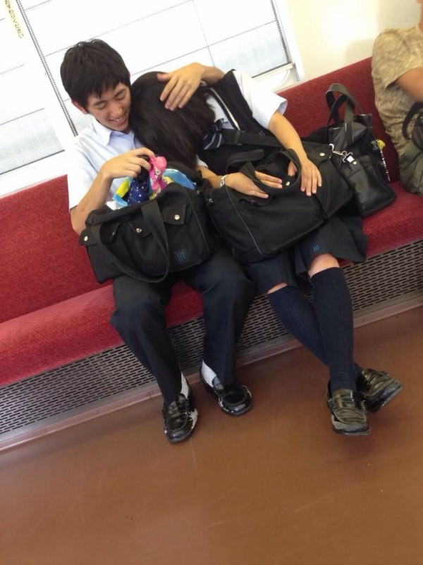 悲報 電車で高校生カップルがイチャイチャ 画像あり ２ｃｈ音楽速報 まとめ