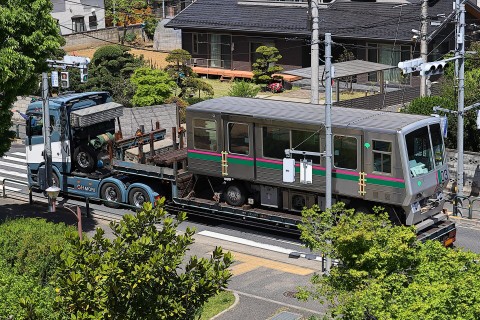 日暮里・舎人ﾗｲﾅｰ300形303F 5号車 廃車陸送＠舎人車庫前