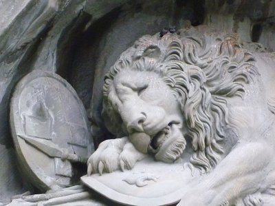 瀕死のライオン像　置物　スイス土産