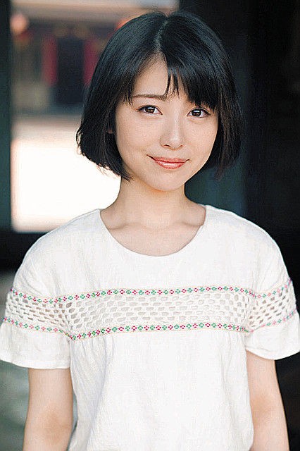予約殺到 浜辺美波 水着姿なしも写真集発売前に重版決定 アウトなう