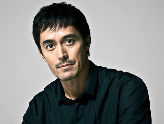 阿部寛みたいな髪型にしたいのに 俺何着ればいい