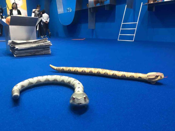 書物を「いけばな」に変える魔法のアート！『カミーユ・アンロ｜蛇を