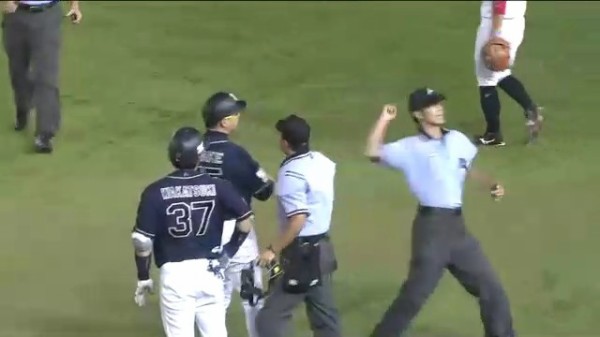 30日の試合で退場処分となった佐竹コーチに制裁金15万円 判定に抗議した際審判に触れてしまったのを暴力行為をみなされた為 B Blog オリックス バファローズまとめブログ