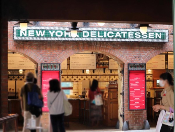 19周年イン ニューヨーク デリのスパークリングカクテル パッションフルーツリキュール マンゴー おばさんと小学生の内緒のディズニー