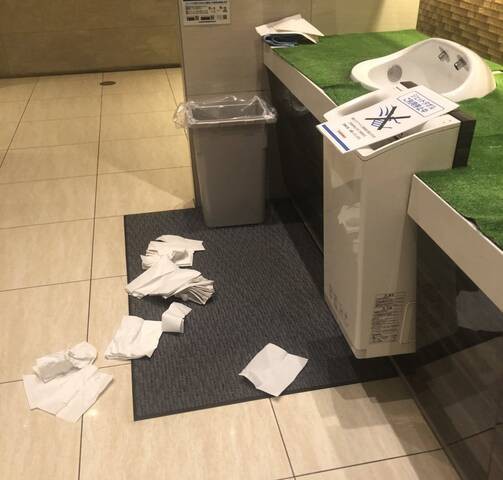 パチ屋のトイレが荒らされてたけどいくら負けたのかな ぱちとろ速報