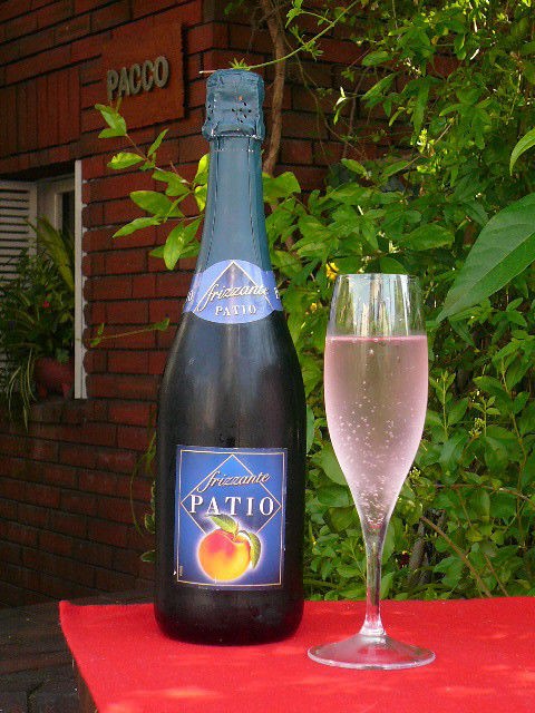 今が旬 イタリア産 桃のスパークリング Bistro Cafe Pacco Piccolo パッコ ピッコロ のブログ