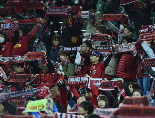 浦和レッズサポーターが過激行為 緩衝帯の柵を蹴り 警備員が制止する騒動に フットバル