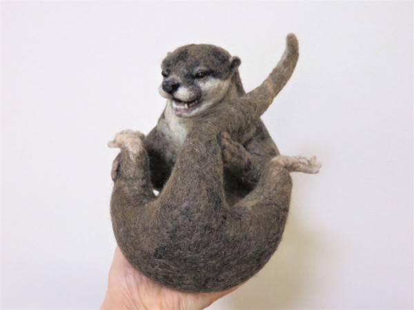 カワウソくん　羊毛フェルト　大きめ 羊毛フェルト カワウソ（大・立像） 置物 | トイロ｜水引・羊毛