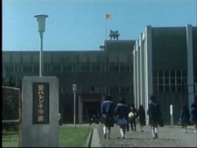 怪獣に破壊された母校 東横学園小学校 青い空に白い雲