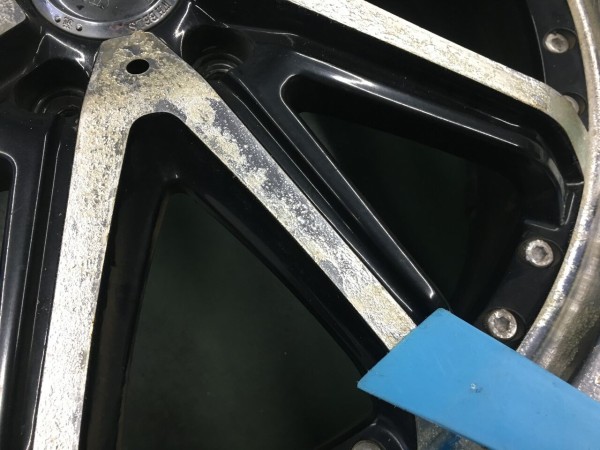 アルミホイール クリアー剥がし 日曜ガレージ 駐車場