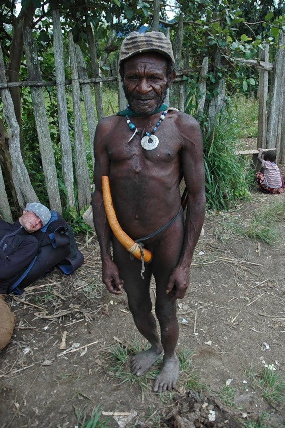 ニューギニア島の先住民の男性が身に着けるおしゃれペニスケース