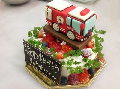 二階建てロンドンバスの立体ケーキ 誕生日 記念日用にオーダーできるデコレーションケーキ