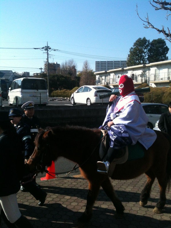 町田の成人式なう 馬乗ってる奴いた笑 ぴくpic
