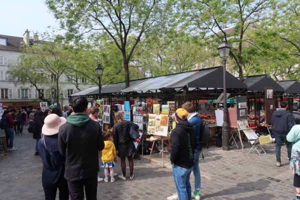 モンマルトルのテルトル広場の賑わい : やまぶきシニアトラベラー