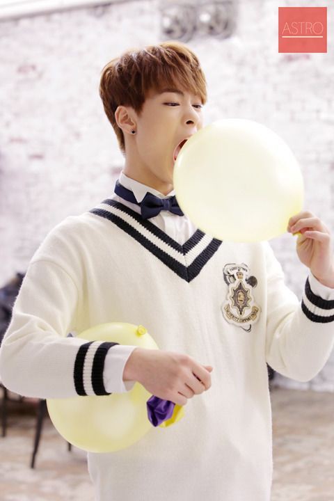 ASTRO ムンビン 写真2枚 Qoo10] fantagio music 即納 / ASTRO ムンビン 裏表紙＆