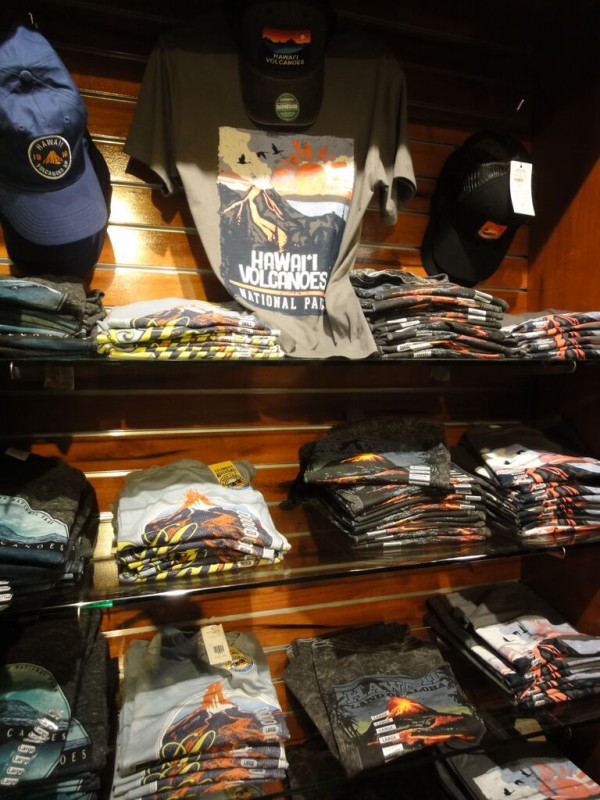 ギフトショップは、溶岩推し。でもハワイの溶岩は売ってません