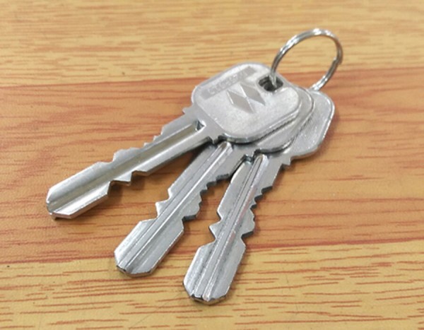 激安 明石で安い合鍵 スペアキーならイオン明石のプラスワン 明石 靴修理 合鍵作製 時計電池交換 かばん修理 ジュエリー修理 くつかばんクリーニング のお店 イオン明石 4f プラスワン 明石店