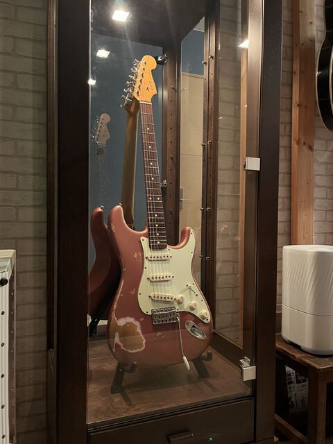☆ギターをショーケースに飾ってみました！ : ジナパパ一家の何てこと