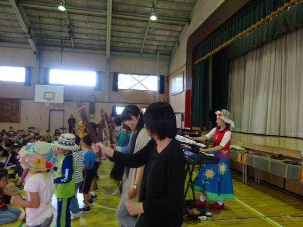 八戸市立田面木小学校にてポカポカ音楽鑑賞教室 全国の小学校 幼稚園のいいね をご紹介 ポカポカブログ 風の便り