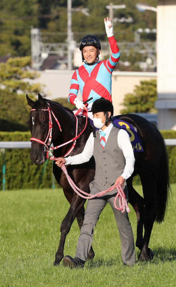 渾身の菊花賞勝利 コントレイルが父ディープインパクトと同じく無敗の3冠達成 Makuhari Love Cinema