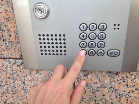 宅配便では鳴るのに セールスマンでは鳴らないインターホンが面白い ゲームかなー 宅配便では鳴るのに セールスマンでは鳴らないインターホンが面白い ゲームかなー