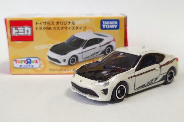 新品?正規品 TOMICA トミカ TOYOTA トヨタ C-HR トイザらス限定 ２台