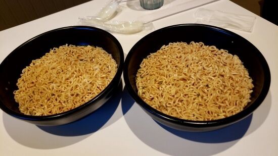 カラオケの鉄人が Dr Stone のコラボラーメンを頼んだ客にチキンラーメンを出して炎上 くまニュース