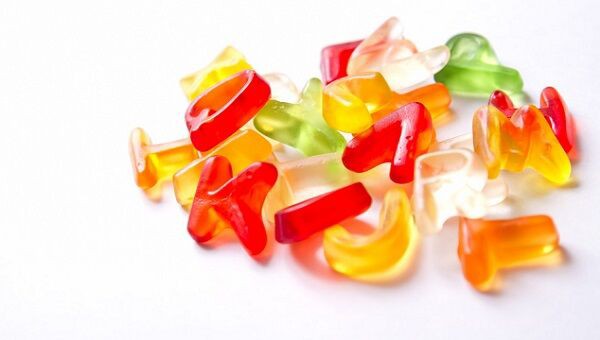 青い炭酸飲料にグミを漬けていたらグミが青い色素を吸着して飲み物が透明に くまニュース