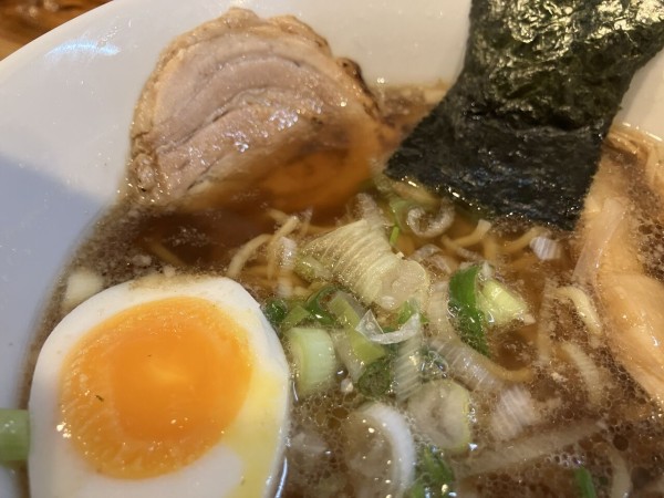 Ramen Bar ざぶとん【池上】醤油ラーメン : zubatto のラーメン一刀両断