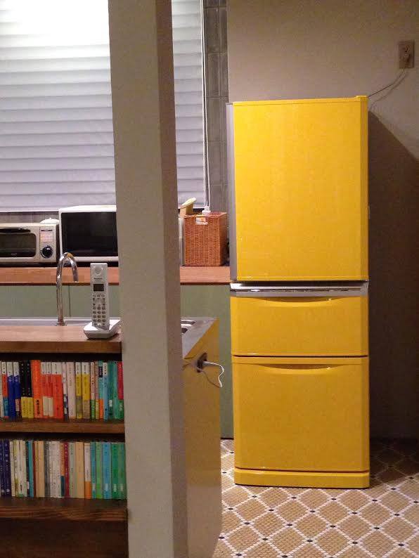 三菱の冷蔵庫も 黄色にカラーリングすると とってもかわいい感じです おしゃれ なカラー冷蔵庫 ラシックカラーズ