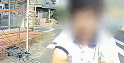 恐怖 車に駆け寄ってきた男が突然ボンネットに飛び乗りフロントガラスを殴りつけ叩き割る映像がドラレコに撮られる Ryama リャマ Blog