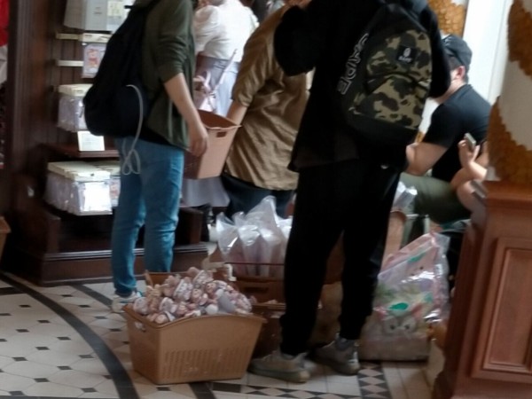 目撃証言まとめ Tdr Now ステラルーのぬいばカゴいっぱいに入れて選別してる人がラスト占領してた 東京ディズニーシー周年 転売ヤー 事件事故 災害速報ニュース