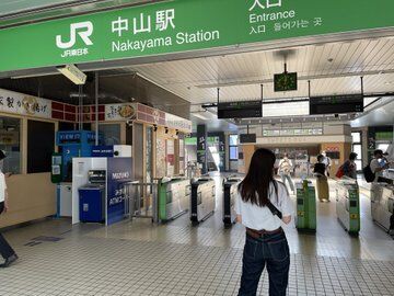 現場の様子 横浜線 町田駅や中山駅など各駅で停電 運転見合わせ遅延 ゴルフ場で伐採作業していた高所作業車が高圧線に接触事故6 9 横浜 事件事故 災害速報ニュース