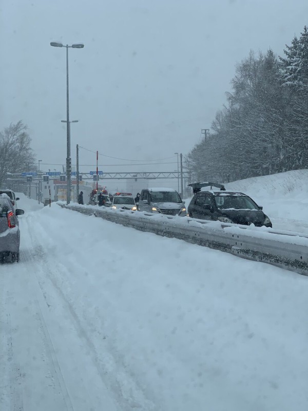 現地の様子 交通情報 国道36号 札幌市 千歳市 苫小牧市 にかけて大雪によるスタックや多重事故で渋滞 3月2日 札幌 大雪 事件事故 災害速報ニュース
